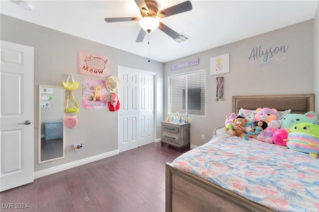 bedroom featuring ceiling fan, dark hardwood / wood-style floors, and a closet