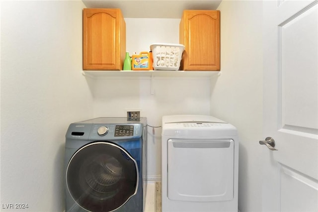 washroom with cabinets and independent washer and dryer