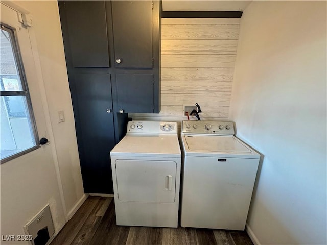 laundry area with dark wood finished floors, cabinet space, independent washer and dryer, and baseboards