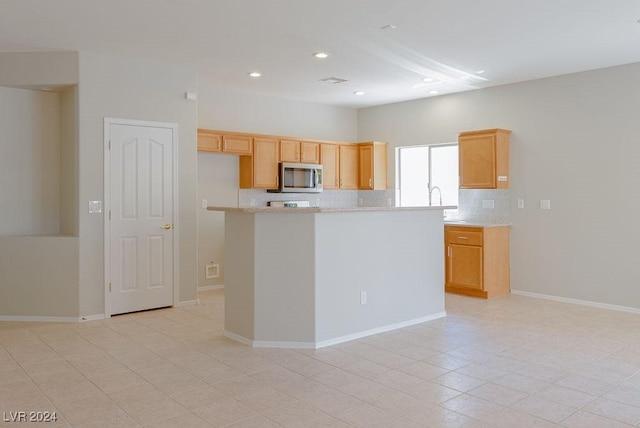 kitchen featuring visible vents, stainless steel microwave, tasteful backsplash, recessed lighting, and baseboards