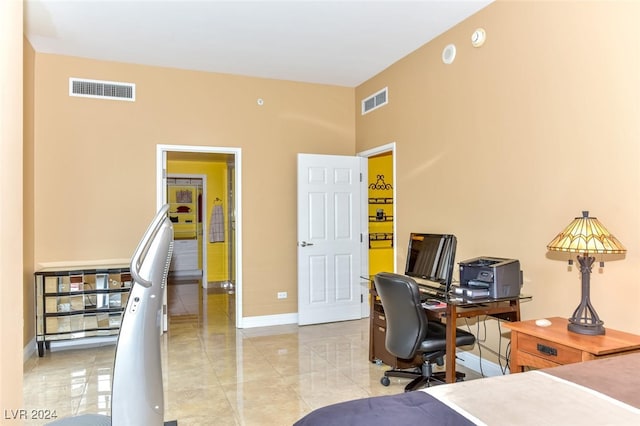 office area with visible vents and baseboards