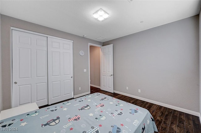 unfurnished bedroom with dark wood-type flooring and a closet