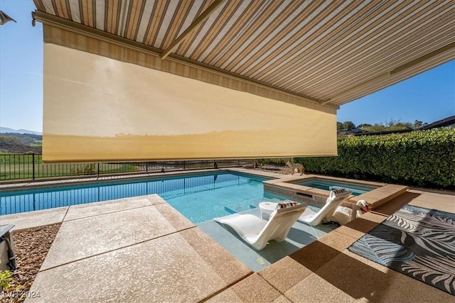 view of pool featuring an in ground hot tub