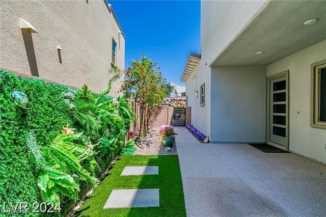 view of yard featuring a patio area