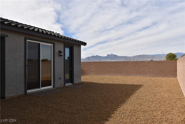 view of yard with a mountain view