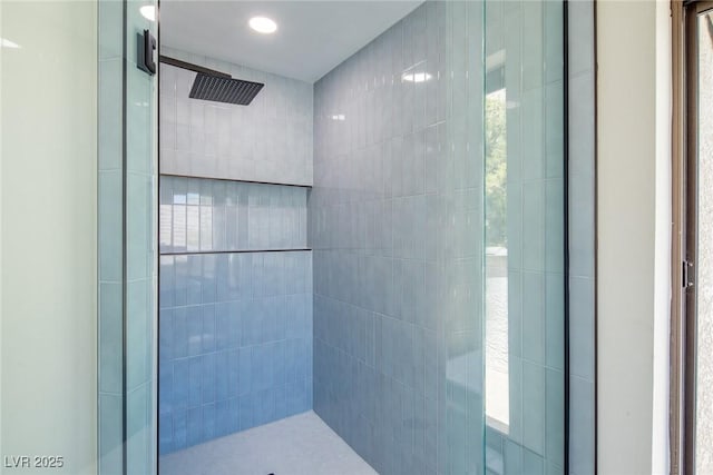 bathroom featuring a tile shower