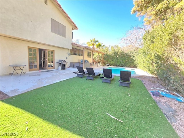 view of yard featuring a patio