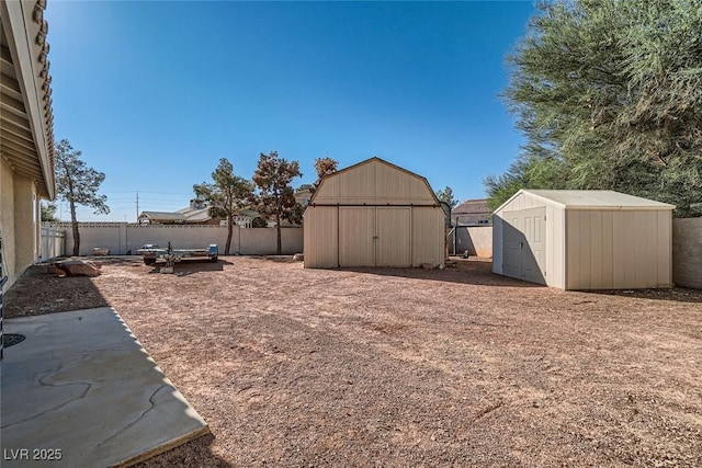 view of yard featuring a storage unit