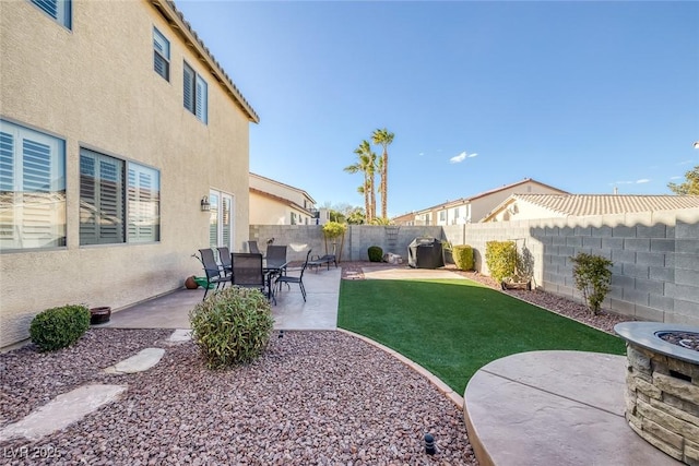 view of yard featuring a patio area