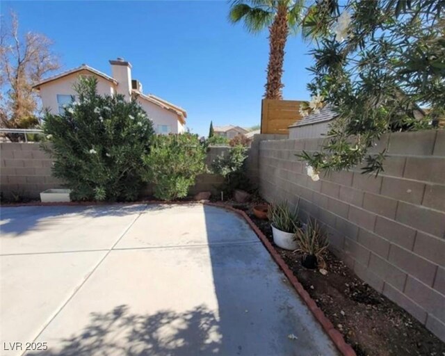 view of yard with a patio area