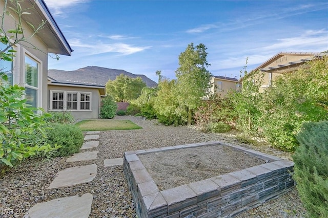 view of yard with a mountain view