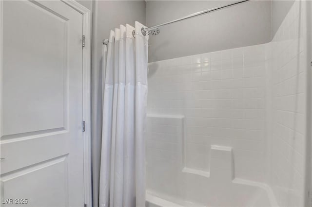 bathroom featuring shower / tub combo