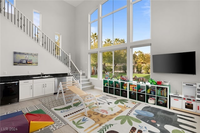 living room featuring sink and a high ceiling