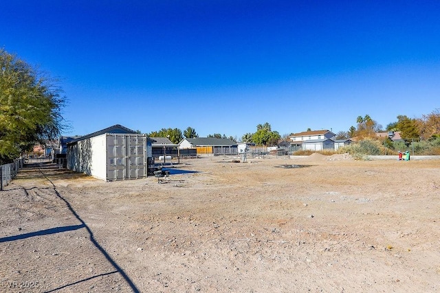 view of yard featuring an outdoor structure