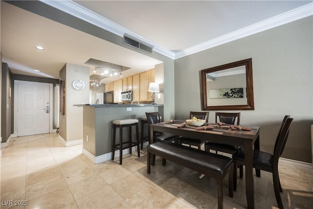 dining space featuring light tile patterned floors, recessed lighting, visible vents, baseboards, and crown molding