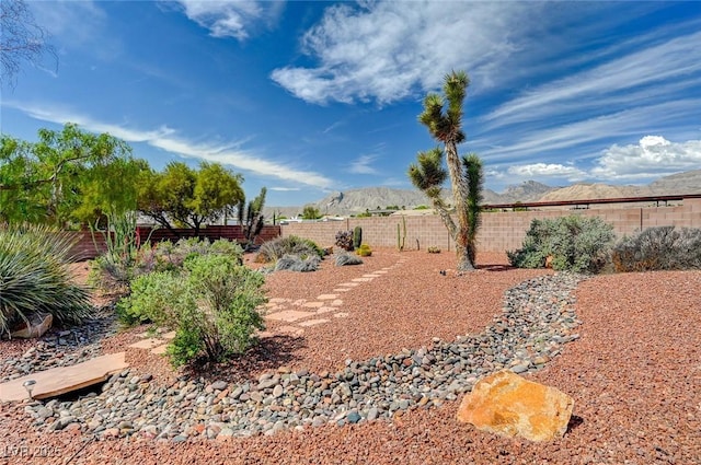 view of yard featuring a mountain view