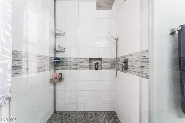 bathroom featuring tiled shower