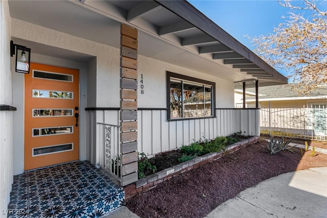 property entrance featuring a porch