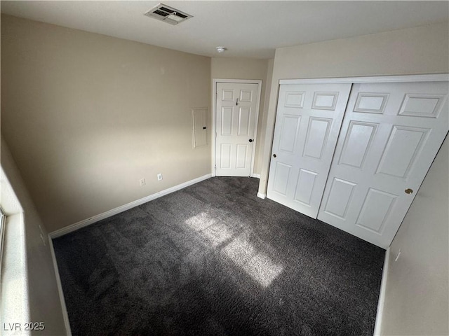 unfurnished bedroom with carpet flooring and a closet