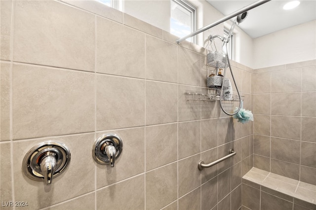 bathroom featuring a tile shower