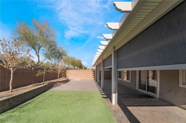 view of yard featuring a patio