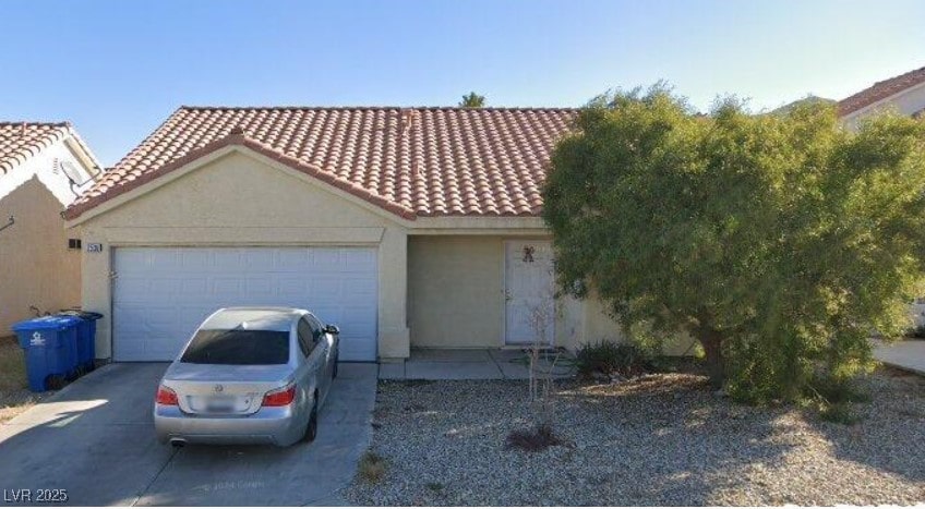 view of front facade with a garage