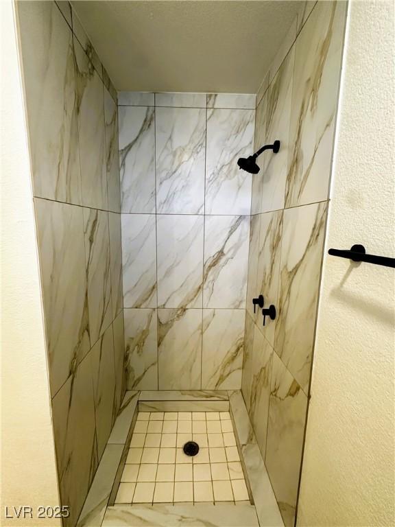 bathroom featuring a tile shower