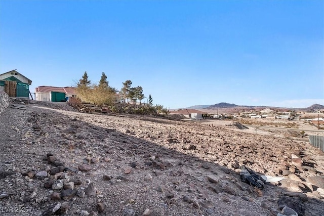 view of yard with a mountain view