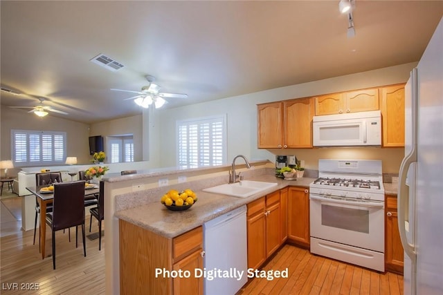 kitchen featuring kitchen peninsula, sink, ceiling fan, light hardwood / wood-style floors, and white appliances