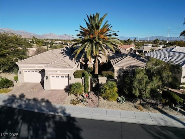 birds eye view of property featuring a mountain view