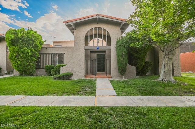 view of front of house with a front lawn