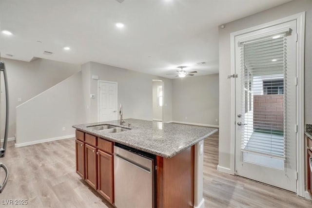 kitchen with sink, stainless steel dishwasher, ceiling fan, an island with sink, and light hardwood / wood-style floors