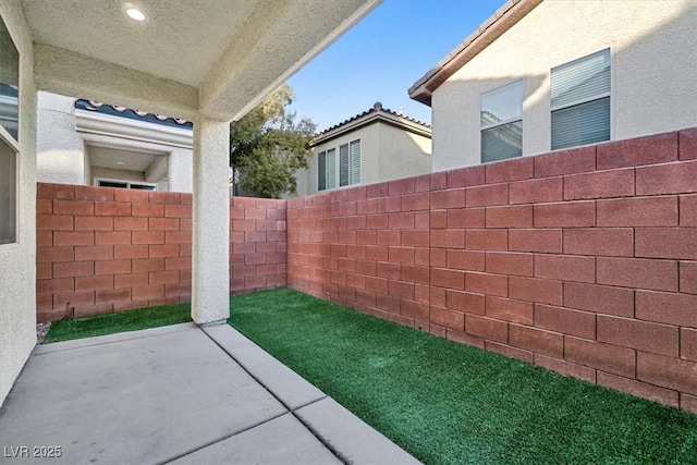 view of yard with a patio