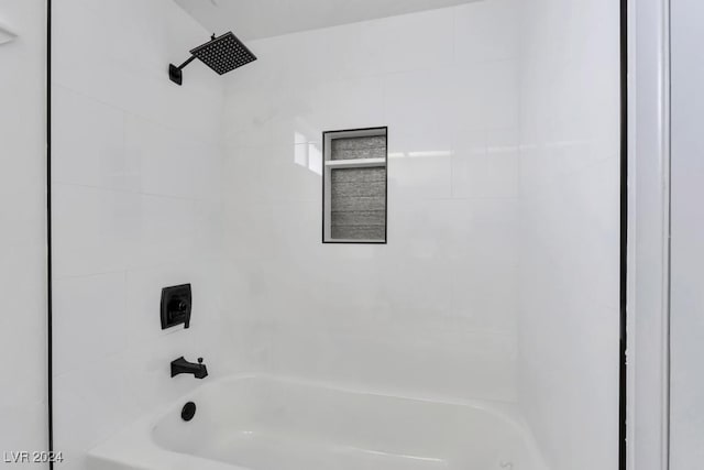 bathroom with tiled shower / bath combo