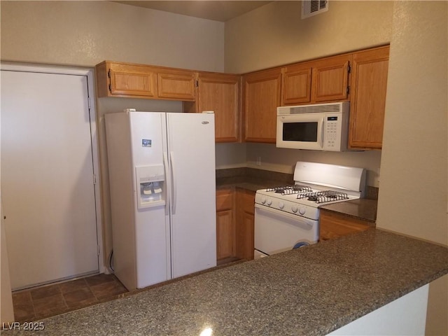 kitchen with kitchen peninsula and white appliances