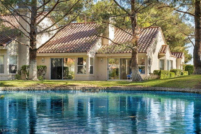 view of swimming pool featuring a lawn