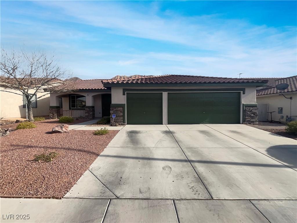 view of front of property featuring a garage