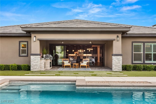 view of swimming pool featuring outdoor lounge area