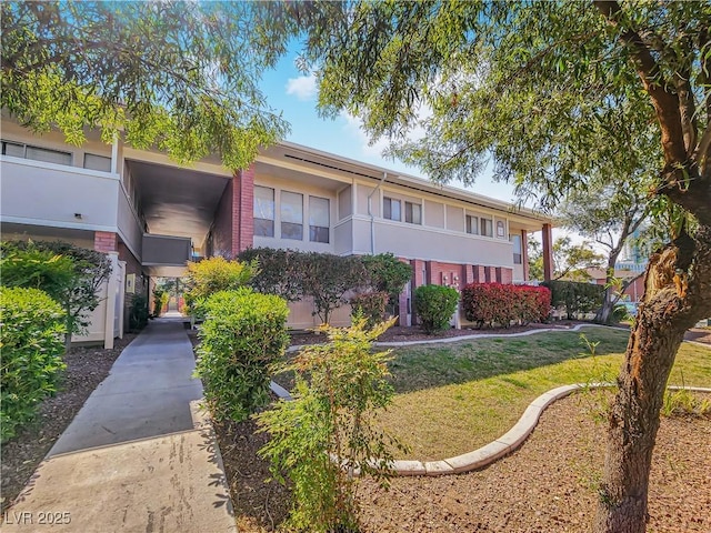 view of front of house featuring a front yard