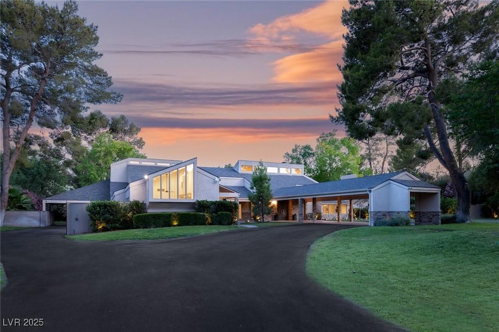 view of front of house featuring a lawn