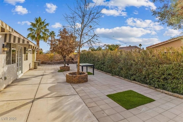 view of patio featuring a fire pit