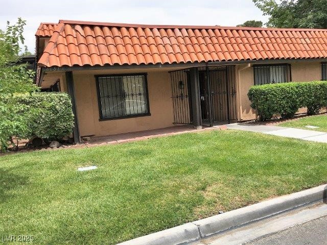 view of front of property featuring a front yard