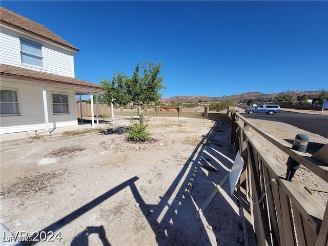 view of yard with a mountain view