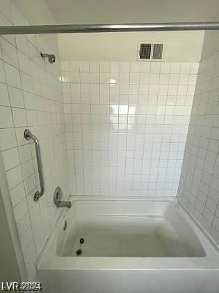 bathroom with tiled shower / bath combo