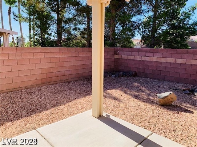 view of yard featuring a patio