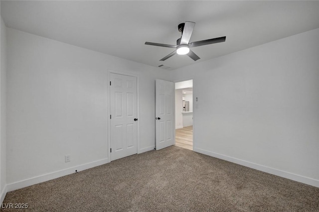 carpeted empty room featuring ceiling fan