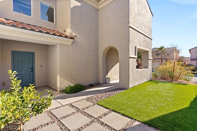 property entrance featuring a lawn