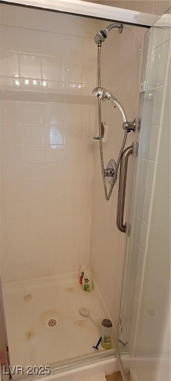 bathroom featuring a tile shower