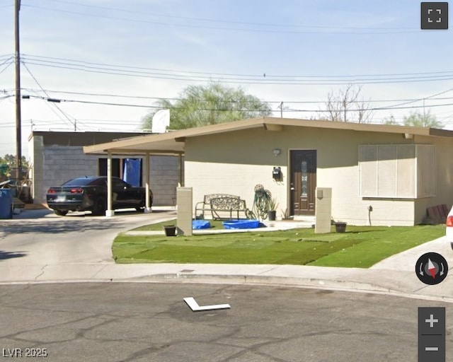 ranch-style home featuring a front yard