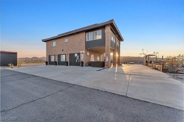 exterior space featuring driveway